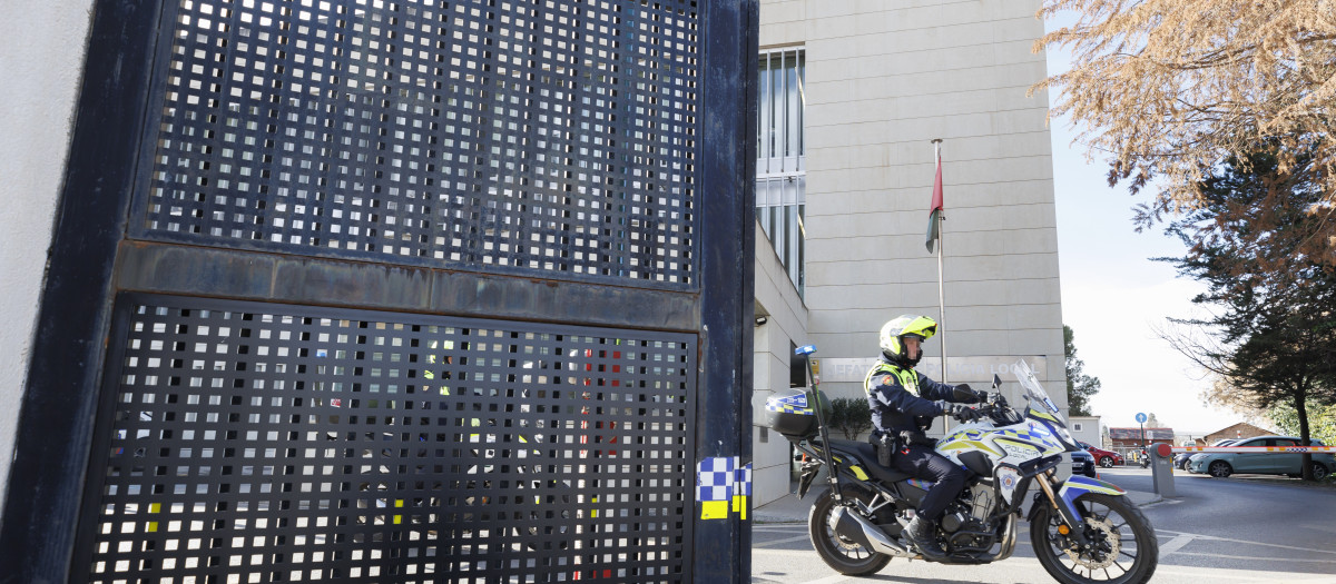 Agentes de la Unidad de Delincuencia Económica y Fiscal (UDEF) de la Policía Nacional han intervenido en la Jefatura de la Policía Local de Granada en el marco del proceso de oposiciones que denunciaba recientemente el Ayuntamiento ante la Fiscalía por un posible amaño.