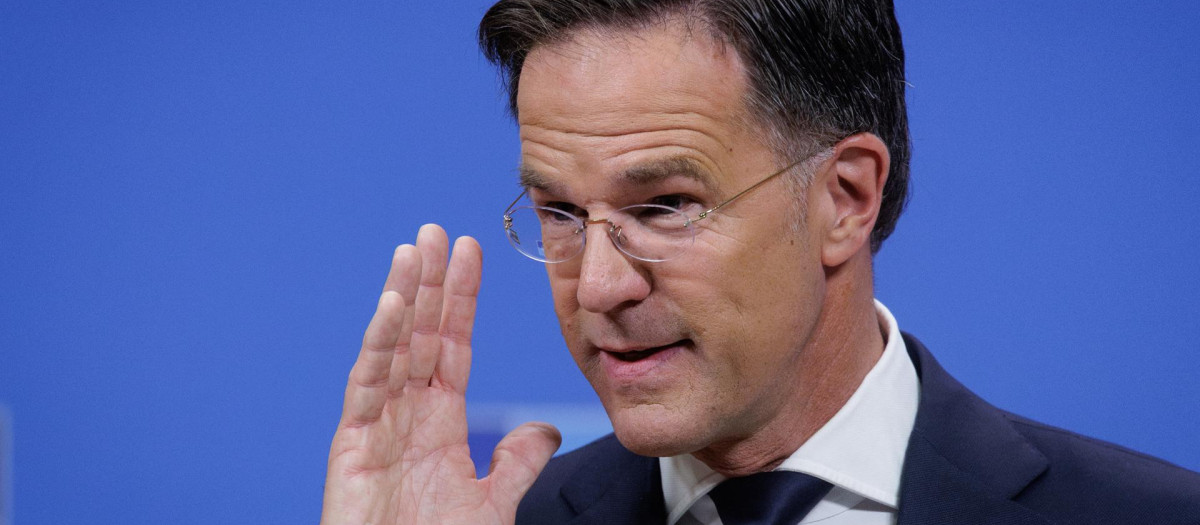 Brussels (Belgium), 04/06/2025.- NATO Secretary General Mark Rutte gestures as he briefs the media ahead of a NATO defense ministers meeting, at the North Atlantic Treaty Organization (NATO) headquarters in Brussels, Belgium, 04 June 2025. The NATO ministers of defence will meet in Brussels on 05 June. (Bélgica, Bruselas) EFE/EPA/OLIVIER MATTHYS
