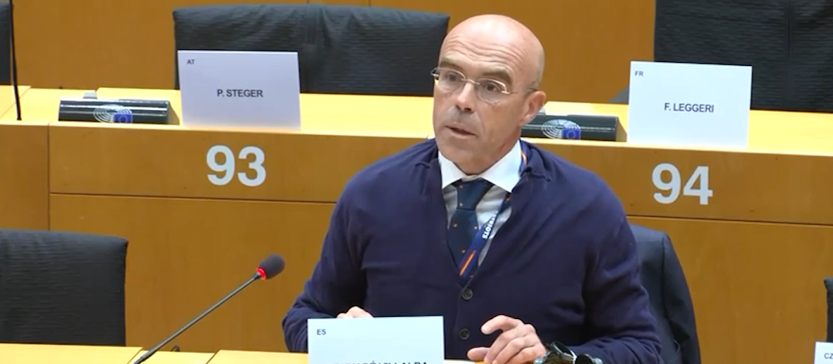 Buxadé denuncia en Bruselas la corrupción del Gobierno