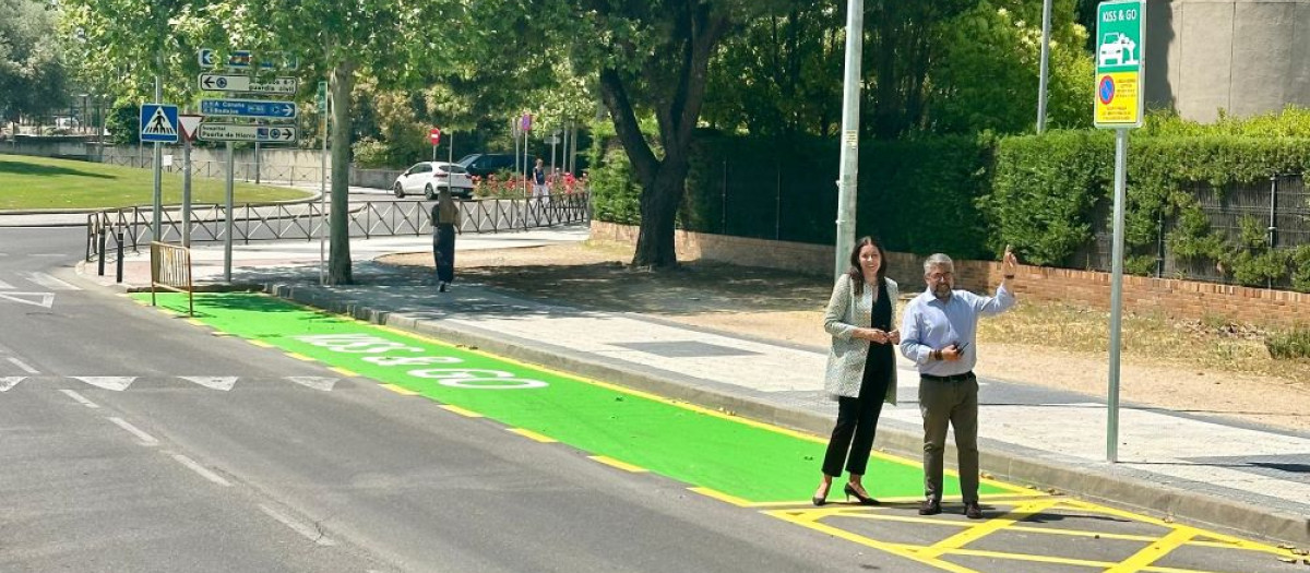 La alcaldesa de Majadahonda, Lola Moreno, y el concejal de urbanismo, junto a una zona Kiss&Go