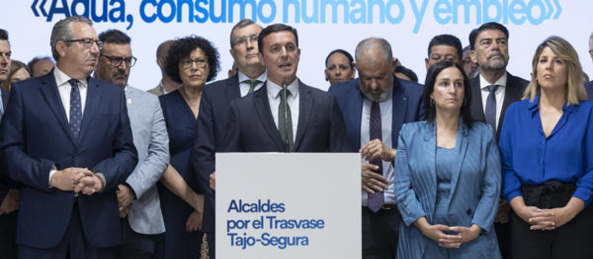 El presidente de la Diputación de Almería, Javier Aureliano García, (c), durante un momento de su intervención momentos antes de la firma del manifiesto en apoyo al trasvase Tajo-Segura que han firmado más de 80 municipios de Murcia, Almería y Alicante que se abastecen con agua del trasvase del Tajo al Segura, en un acto institucional en defensa de esa infraestructura, que consideran fundamental e irrenunciable ante la amenaza de ser recortada a partir de 2027, este juevees en el cuartel de artillería de Murcia. EFE/Marcial Guillén