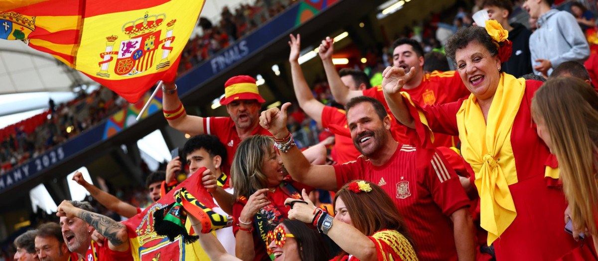 Los seguidores de España animan en las gradas del Stuttgart Arena