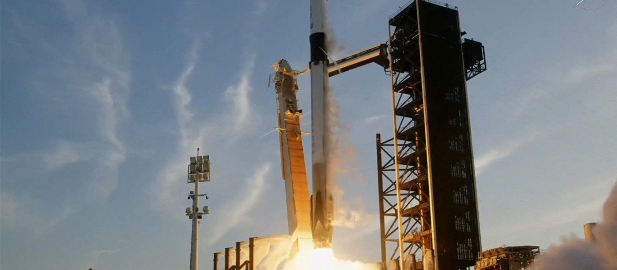 El cohete Falcon 9 de SpaceX con la cápsula Crew Dragon Endurance