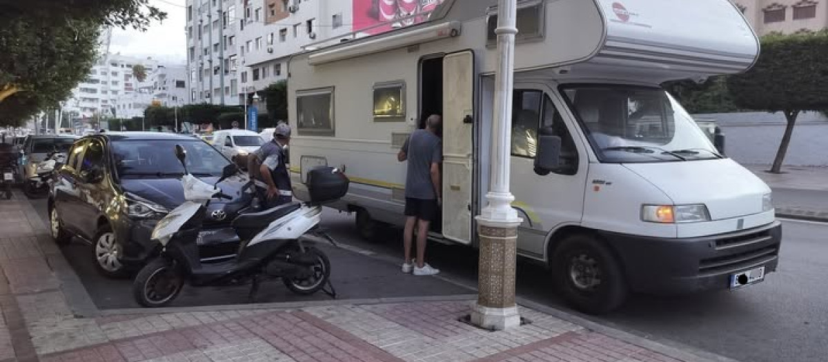 En este caso son los propios vecinos los que no dejan aparcar a determinados vehículos
