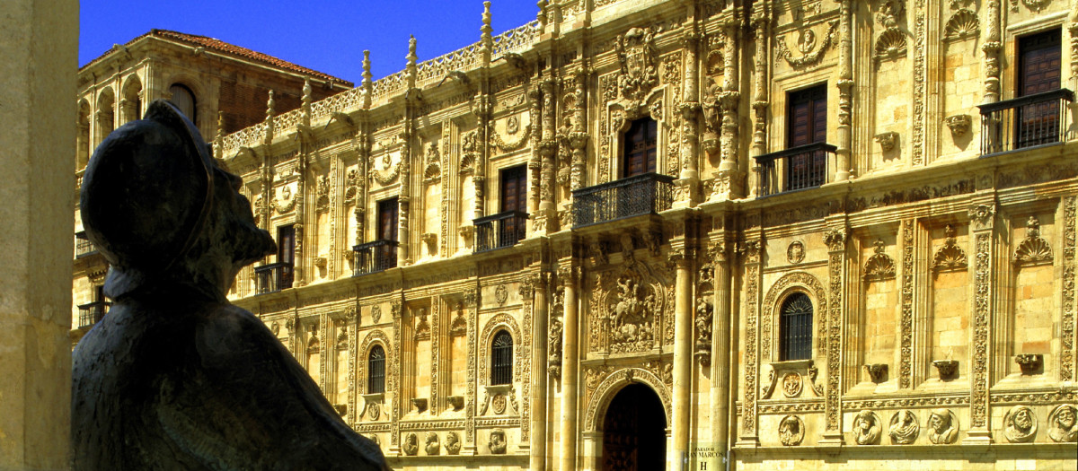 Fachada renacentista del Parador de León
