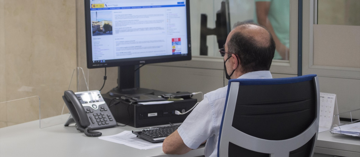 Un empleado trabaja en la Oficina de Hacienda