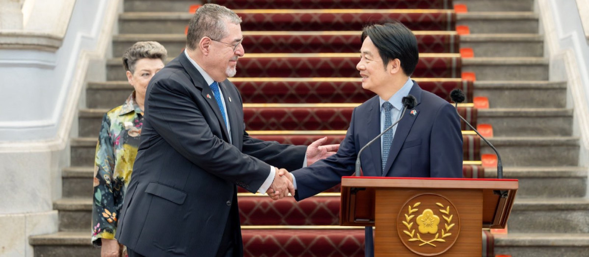 El presidente de Guatemala Bernardo Arévalo y el presidente de Taiwán