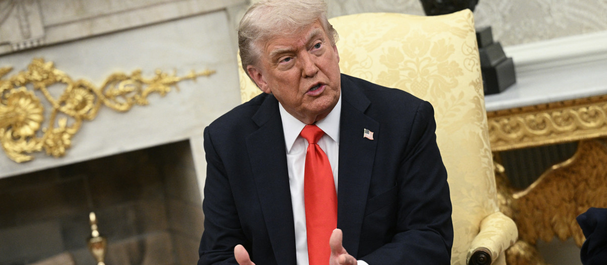 El presidente estadounidense Donald Trump habla durante una reunión con el canciller alemán Friedrich Merz en la Oficina Oval de la Casa Blanca en Washington, D.C.