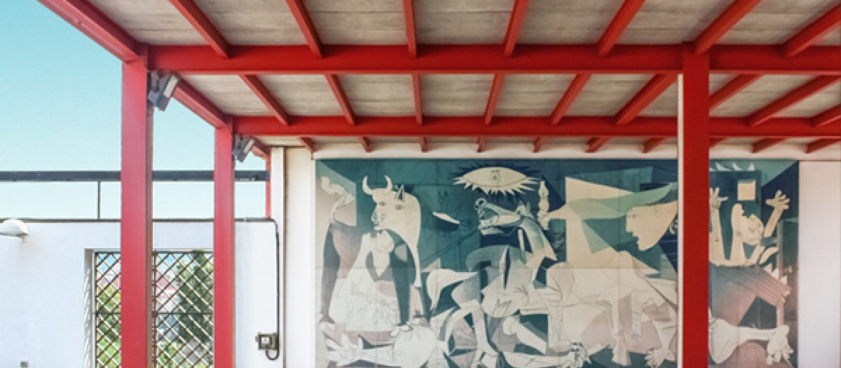 Reproducción del Guernica, en el Pabellón de la República.