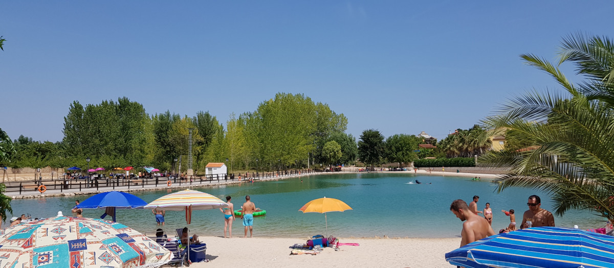 Lago de Playamonte, la única playa interior de Valencia que ha conseguido la Bandera Azul