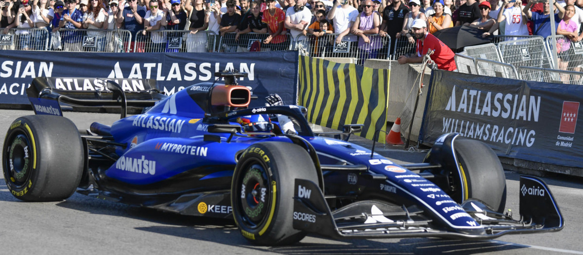 MADRID, 07/06/2025.- El piloto Carlos Sainz durante la exhibición ofrecida a los mandos del Williams FW45 por la parte urbana del futuro circuito Madring F1 que acogerá el GP de España de Fórmula Uno 2026. EFE/Víctor Lerena