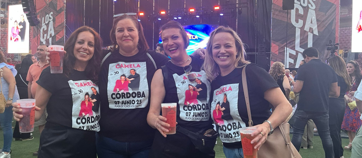 Cuatro fans en el concierto de Camela en Córdoba