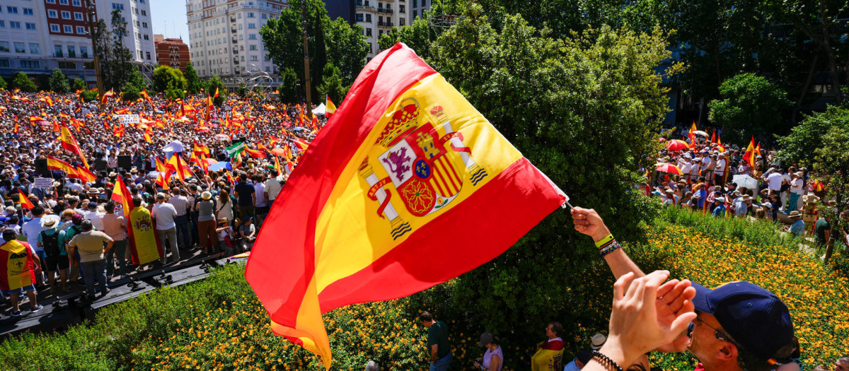 En enero de 2024, en la misma plaza donde este domingo se han reunido miles de manifestantes, el PP convocó otra concentración que el partido cifró en 70.000 asistentes y la Delegación del Gobierno redujo a 45.000 participantes.
