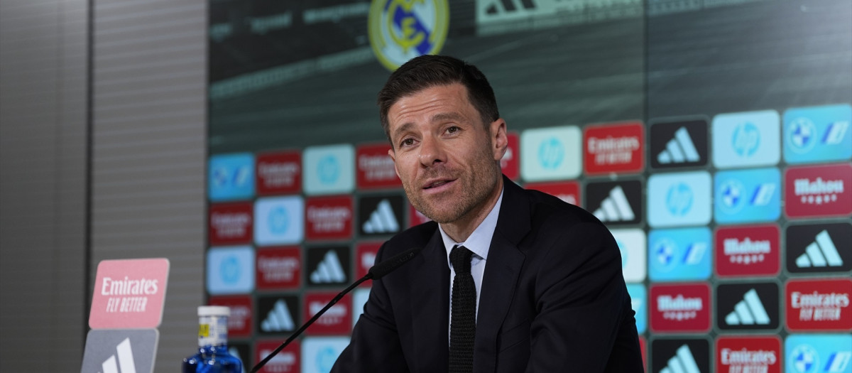 Xabi Alonso atiende a la prensa en el día de su presentación
