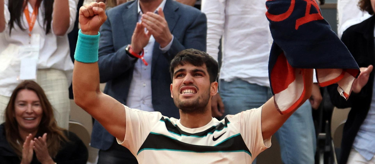 Carlos Alcaraz celebra un punto en la final de Roland Garros ante Jannik Sinner
