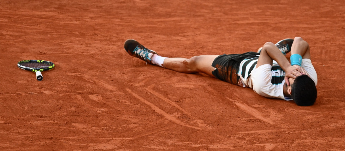 Carlos Alcaraz se tira al suelo tras ganar Roland Garros