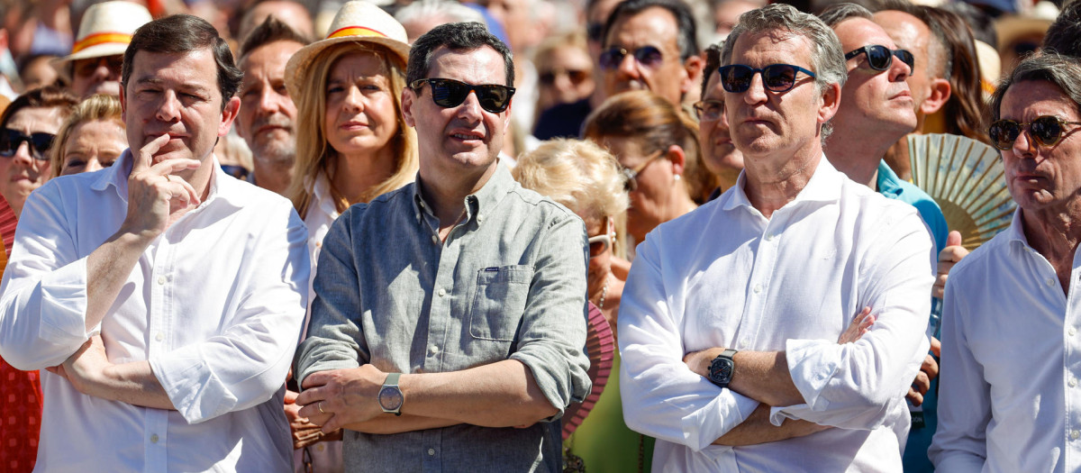 El presidente de la Junta de Andalucía, Juanma Moreno, a la derecha del líder del PP, Alberto Núñez Feijóo, en la manifestación