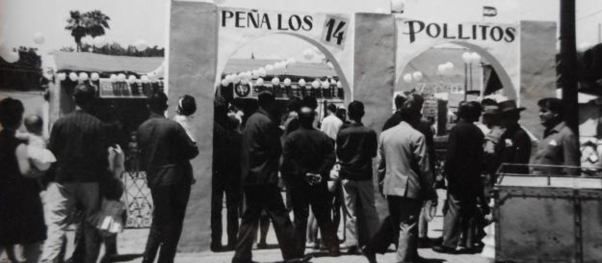 Caseta de la peña Los 14 Pollitos en el Paseo de Victoria