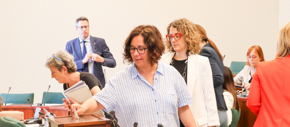 La diputada Susanna Segovia vota en la comisión de Igualdad y Feminismo. Tras ella, Tània Verge.