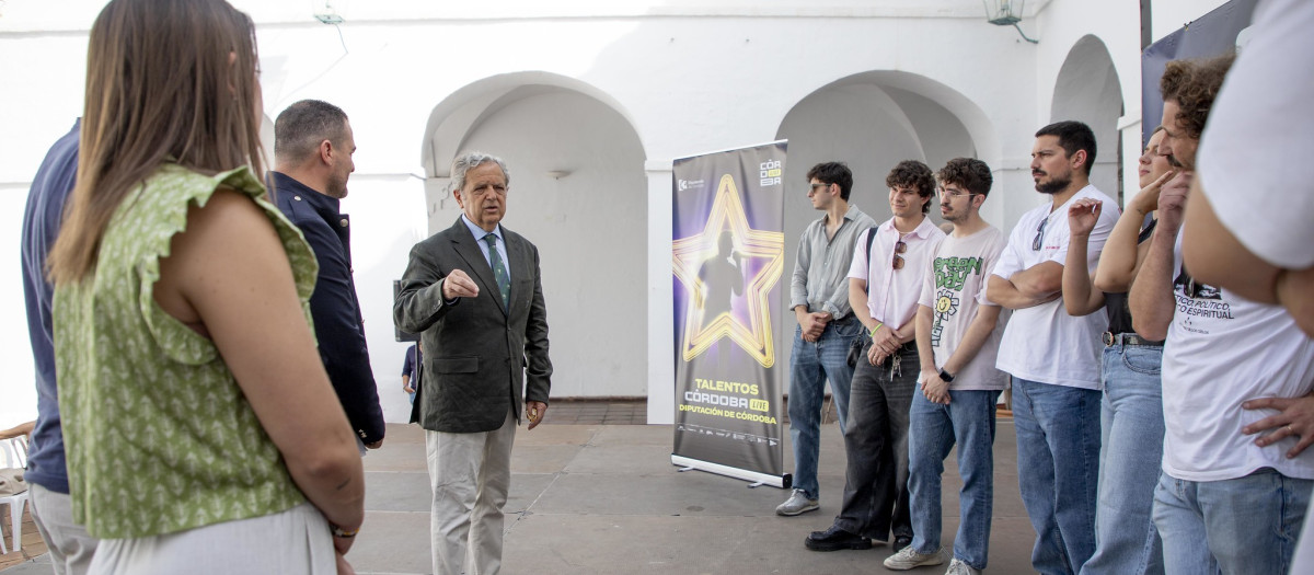 Salvador Fuentes con los finalistas de Córdoba Live-Diputación de Córdoba