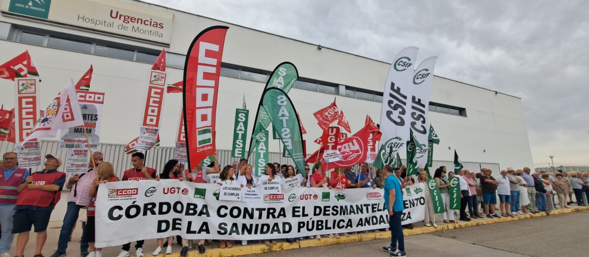 Protesta de los sindicatos sanitarios ante el hospital de Montilla