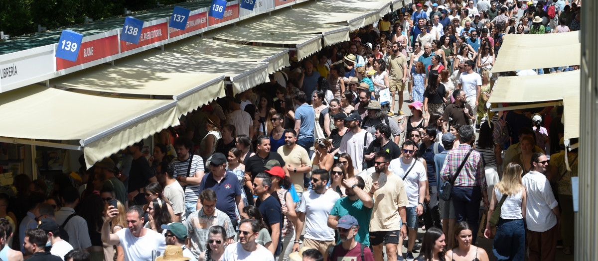 Cientos de personas durante la 84ª Feria del Libro de Madrid, en el parque del Retiro