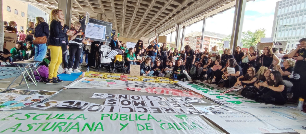 Profesores se concentran mientras sindicatos y Principado negocian para poner fin a la huelga