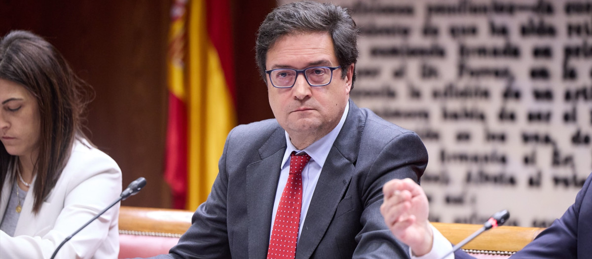 Óscar López comparece durante la Comisión de Función Pública en el Senado