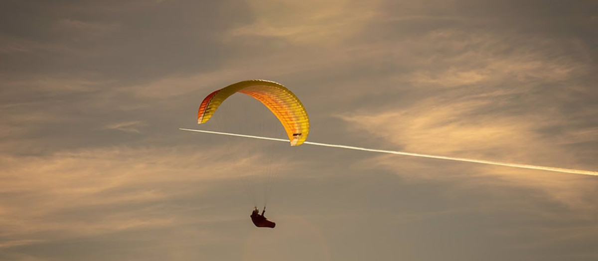 Un hombre se amputa la mano en parapente