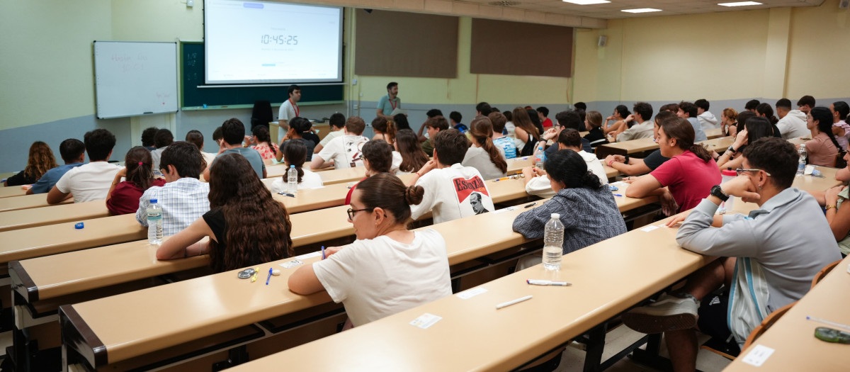 Estudiantes durante una de las pruebas de la Prueba de Acceso a la Universidad (PAU) en Andalucía