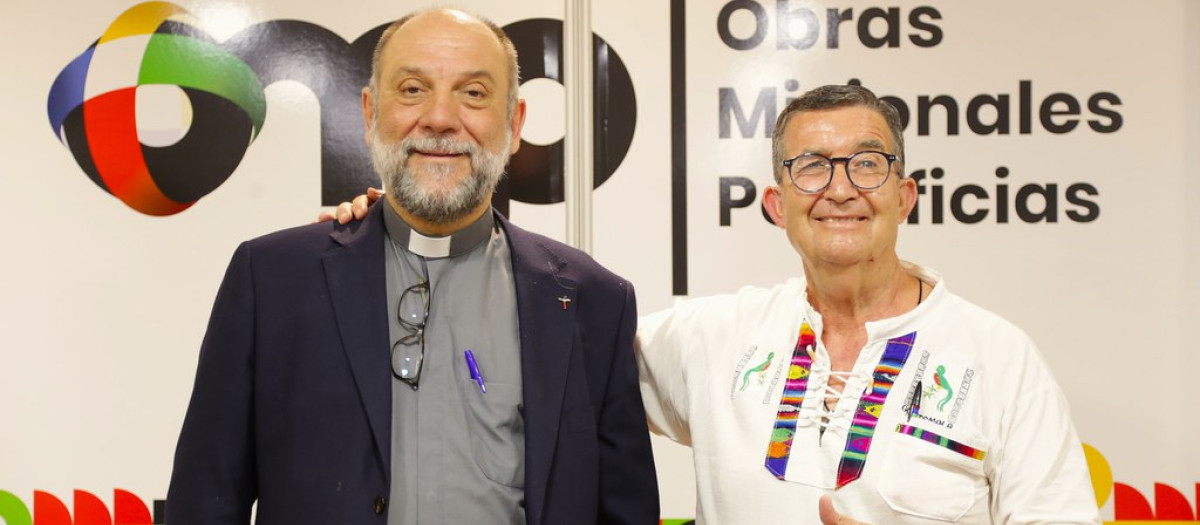 José María Calderón, director de OMP España, junto con Heliodoro Picazo, misionero de la OCSHA, en la presentación de la memoria de actividades de OMP