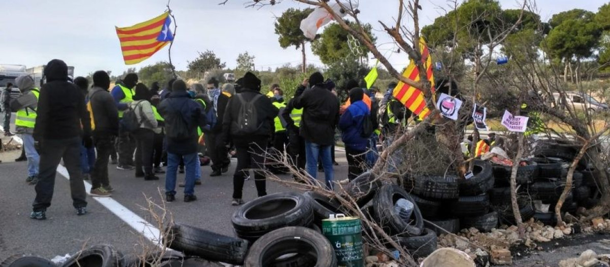 Imagen de una carretera cortada por unos CDR, utilizada para llamar al boicot contra los Reyes