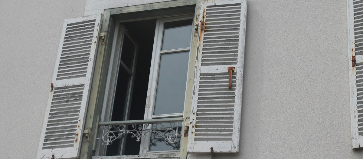 La comunidad de vecinos puede sugerirte que cambies las ventanas si son como estas