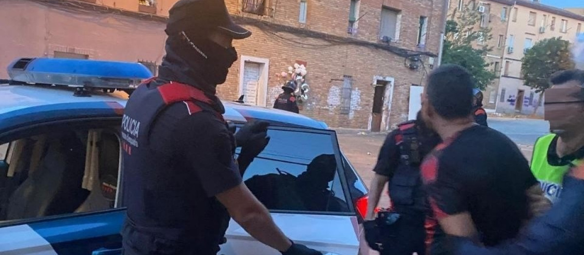 Los Mossos d'Esquadra detienen al principal acusado de la agresión a policías en la Mariola
