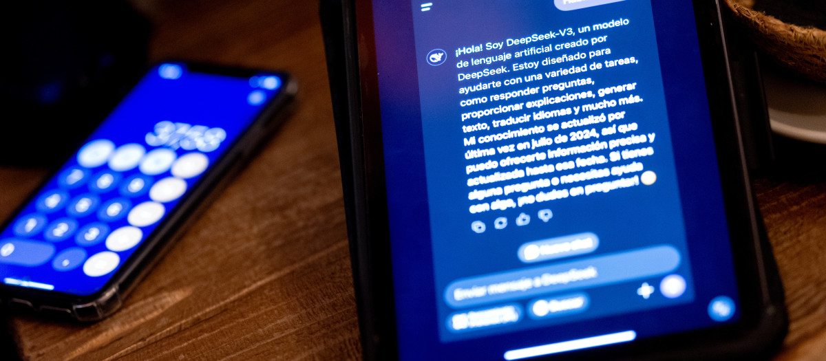 Una persona prueba el nuevo asistente IA DeepSeek