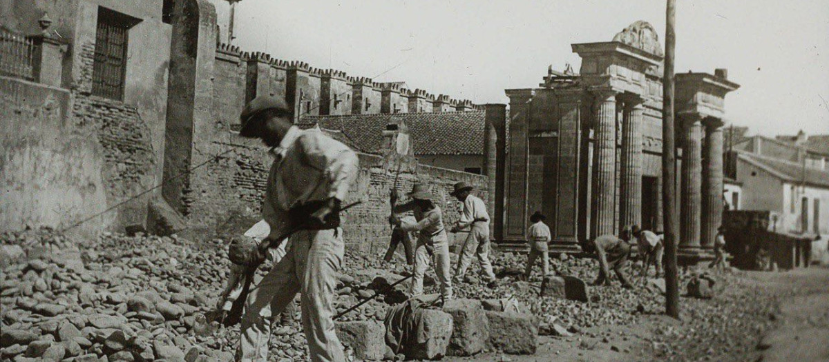 Trabajadores junto a la Puerta del Puente