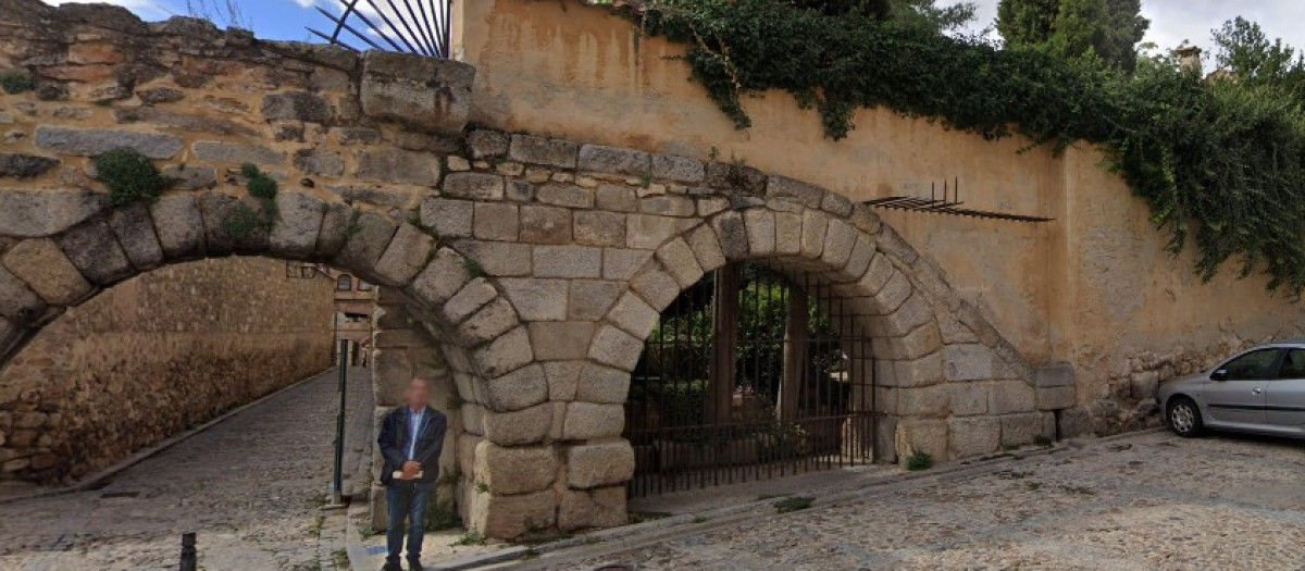 Exterior de la vivienda que cuenta con un pedazo del Acueducto de Segovia