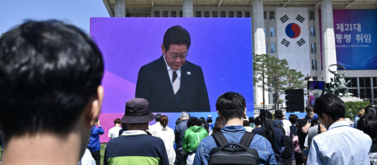 El presidente de Corea del Sur Lee Jae-myung en una pantalla gigante durante su toma de posesión
