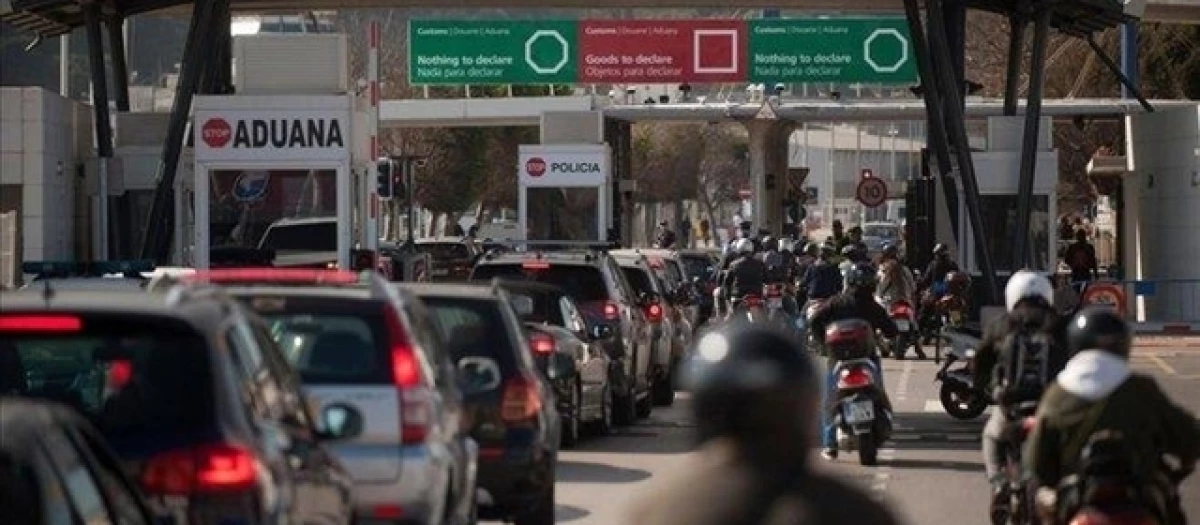 La frontera con Gibraltar, la verja, es un caos de tráfico y horas de espera