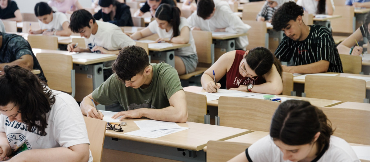 Varios alumnos realizan la PAU 2025