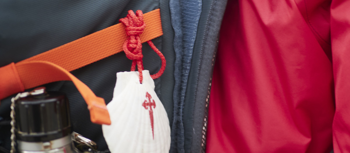 Izaskun y Victor vecinos de Cascante (Navarra) durante esta Semana Santa de 2021, aprovechan para realizar las etapas de la Ruta Jacobea o Camino de Santiago a su paso por la Comunidad Foral de Navarra, debido a las restricciones de movilidad entre regiones por la pandemia de la Covid 19. detalle de la concha Jacobea tipica de los peregrinos.