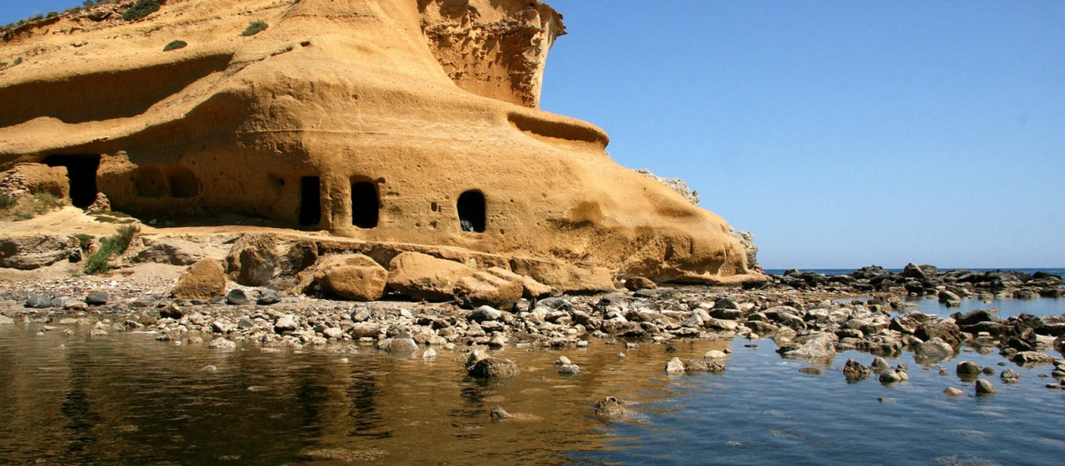 La playa de los Cocedores está rodeada por formaciones rocosas moldeadas por el viento y el mar