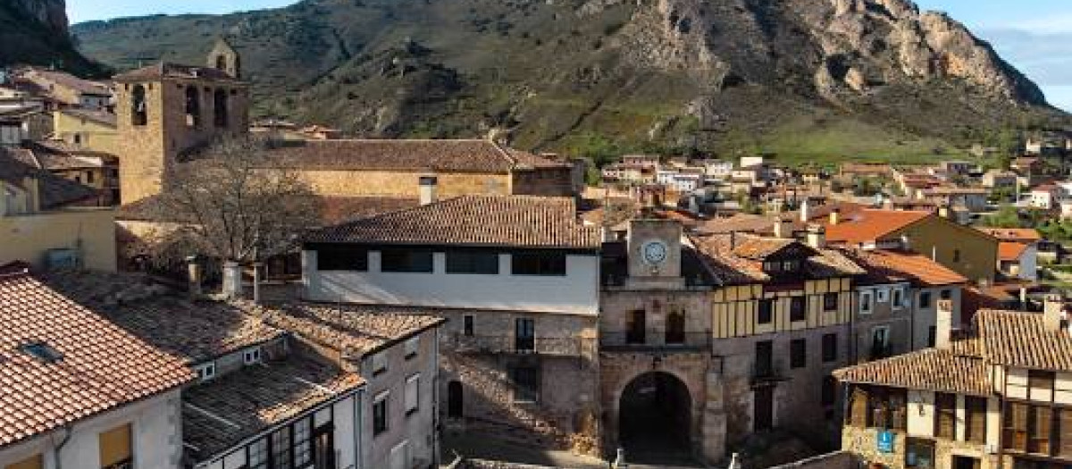 Una de las calles de Pozas de la Sal