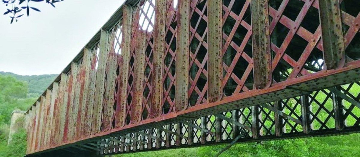 Puente de hierro sobre el río Palmones