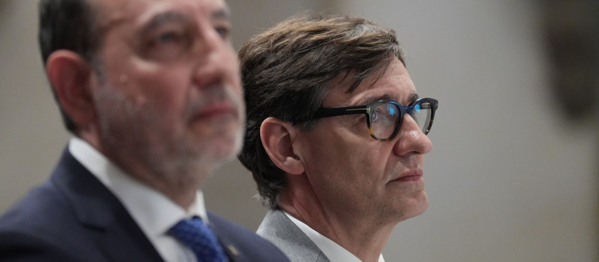 (Foto de ARCHIVO)
El conseller de Justícia i Qualitat Democràtica, Ramon Espadaler (i) y el presidente de la Generalitat Salvador Illa (d), reciben a los jueces de paz en la Generalitat de Catalunya, a 10 de mayo de 2025, en Barcelona, Cataluña (España). Espadaler destacó la relevancia de los jueces de paz en el marco de la nueva Ley 1/2025, subrayando su papel en la resolución de conflictos y la proximidad con la ciudadanía. La ley les otorga competencias en mediación, lo que mejora la eficiencia judicial y fomenta la convivencia.

David Zorrakino / Europa Press
10 JUNIO 2025;CATALUNYA;JUSTICIA;JUECES DE PAZ;JUSTICIA;
10/6/2025