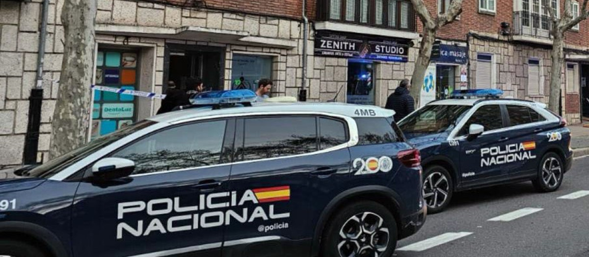 Dos vehículos de la Policía Nacional en Valladolid, en una imagen de archivo