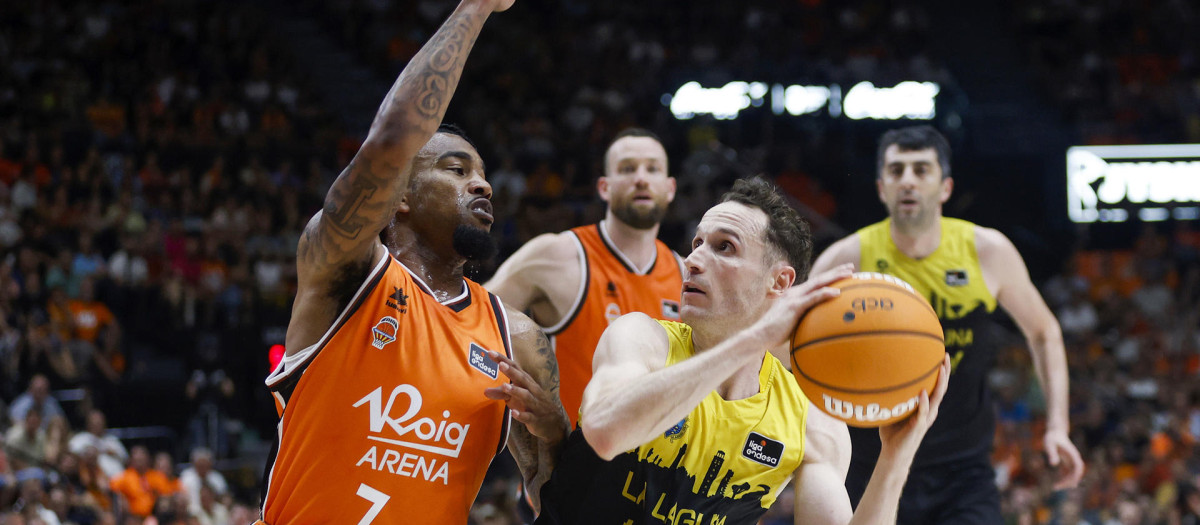 El Valencia Basket arrolla a Tenerife y se queda a un paso de la final