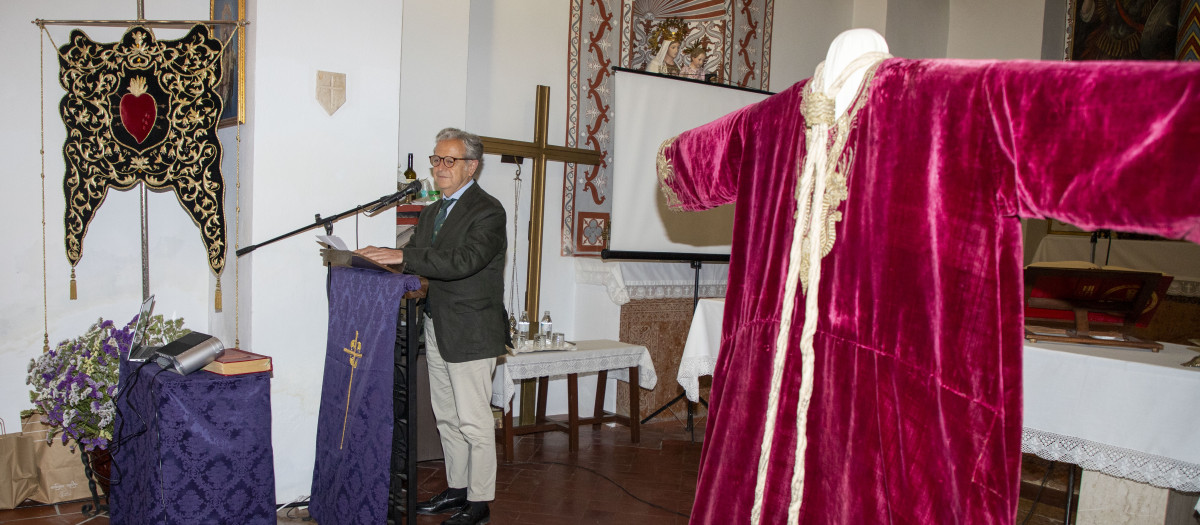 Presentación de la túnica restaurada de Jesús Nazareno de Villafranca