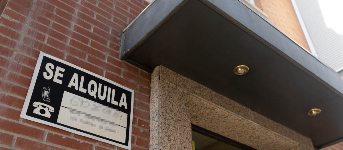 Un cartel de 'Se alquila' pegado a un edificio