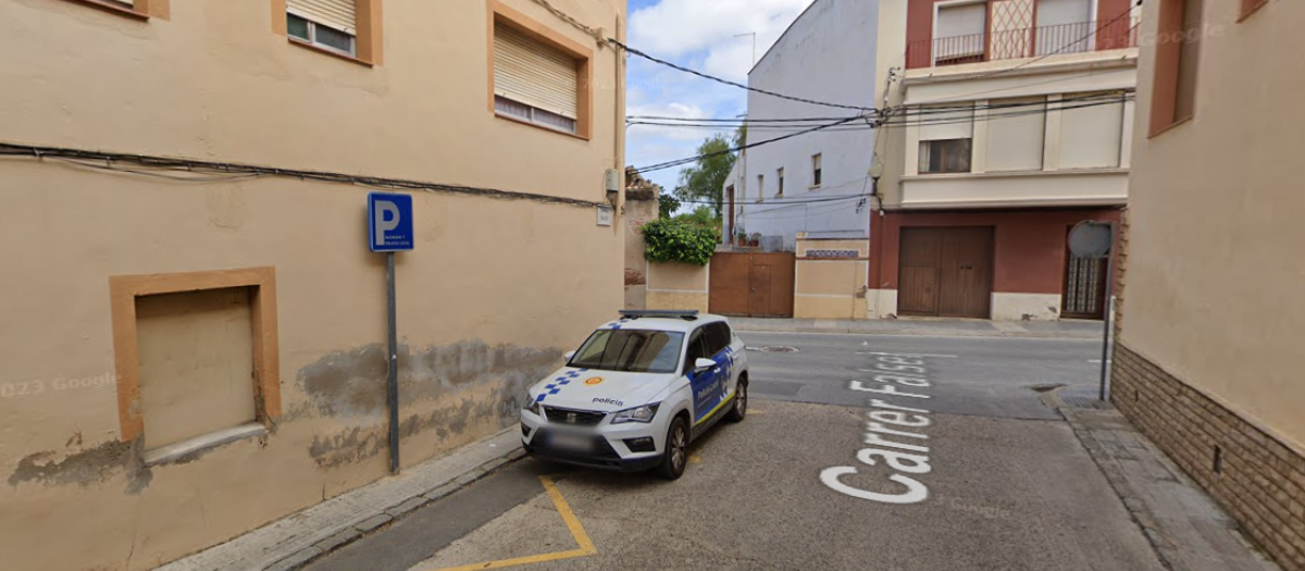 Un coche de la Policía Local, aparcado frente a la comisaría de Constantí